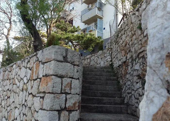 Apartment Domines